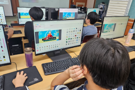게임처럼 즐기며 코딩을 배우는 교육 활동 사진