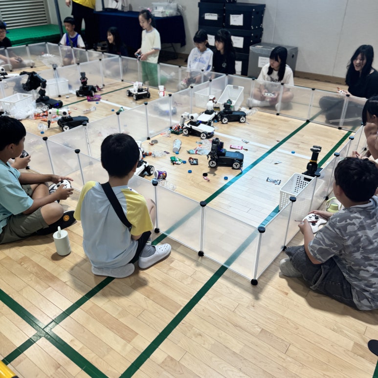 투명 안전벽 안에서 여러 대의 바퀴형 로봇을 조종하는 활동