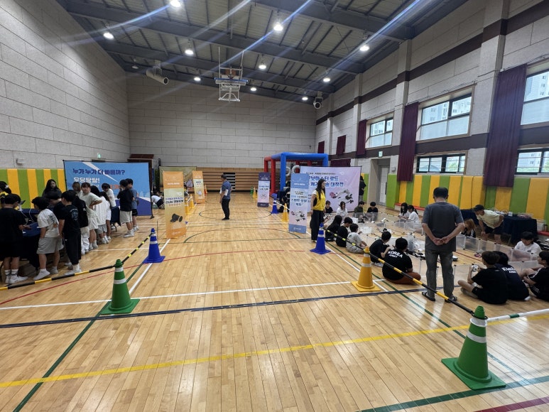체험존과 이동 통로를 넓게 구성한 금릉초 체육관 전경