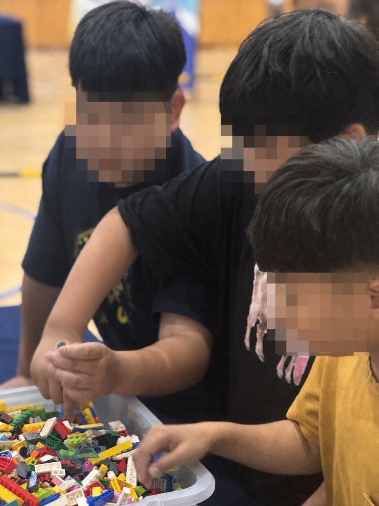 여러 색과 크기의 블록을 골라 구조를 만드는 활동